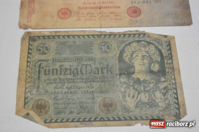 Zdjęcie w galerii na portalu naszraciborz.pl: W Krzanowicach robotnicy natrafili dziś na skarb. Zobacz, co znaleziono! wiadomości z regionu