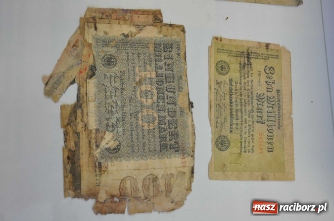 Zdjęcie w galerii na portalu naszraciborz.pl: W Krzanowicach robotnicy natrafili dziś na skarb. Zobacz, co znaleziono! wiadomości z regionu