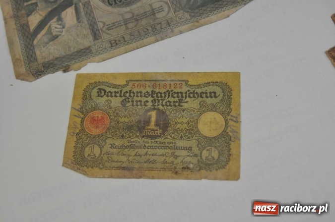 Zdjęcie w galerii na portalu naszraciborz.pl: W Krzanowicach robotnicy natrafili dziś na skarb. Zobacz, co znaleziono! wiadomości z regionu