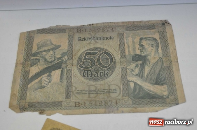 Zdjęcie w galerii na portalu naszraciborz.pl: W Krzanowicach robotnicy natrafili dziś na skarb. Zobacz, co znaleziono! wiadomości z regionu