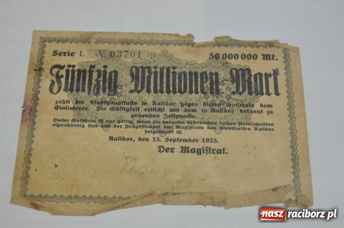 Zdjęcie w galerii na portalu naszraciborz.pl: W Krzanowicach robotnicy natrafili dziś na skarb. Zobacz, co znaleziono! wiadomości z regionu