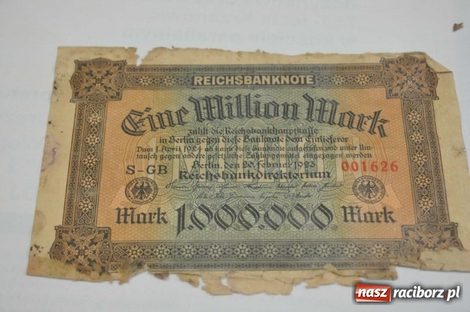 Zdjęcie w galerii na portalu naszraciborz.pl: W Krzanowicach robotnicy natrafili dziś na skarb. Zobacz, co znaleziono! wiadomości z regionu