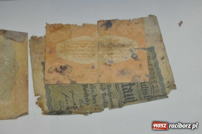 Zdjęcie w galerii na portalu naszraciborz.pl: W Krzanowicach robotnicy natrafili dziś na skarb. Zobacz, co znaleziono! wiadomości z regionu