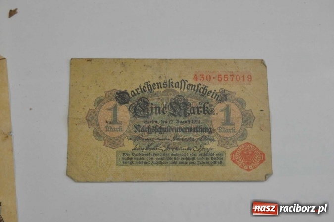 Zdjęcie w galerii na portalu naszraciborz.pl: W Krzanowicach robotnicy natrafili dziś na skarb. Zobacz, co znaleziono! wiadomości z regionu