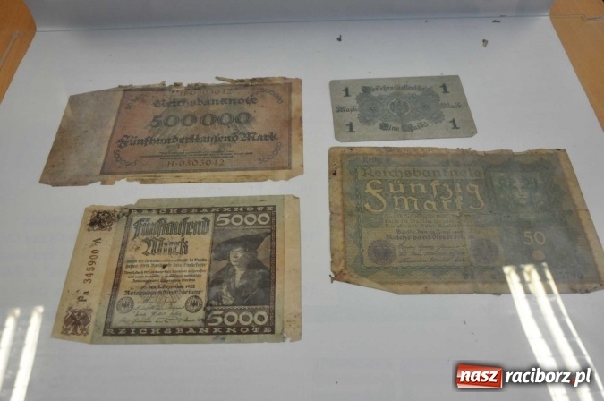 Zdjęcie w galerii na portalu naszraciborz.pl: W Krzanowicach robotnicy natrafili dziś na skarb. Zobacz, co znaleziono! wiadomości z regionu