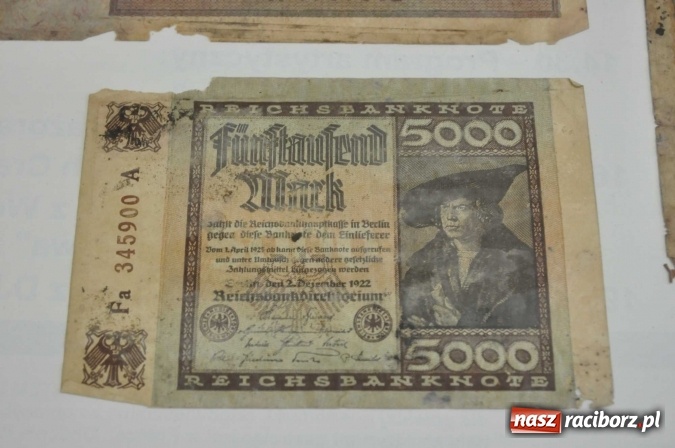 Zdjęcie w galerii na portalu naszraciborz.pl: W Krzanowicach robotnicy natrafili dziś na skarb. Zobacz, co znaleziono! wiadomości z regionu