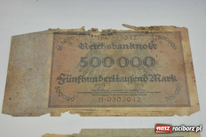 Zdjęcie w galerii na portalu naszraciborz.pl: W Krzanowicach robotnicy natrafili dziś na skarb. Zobacz, co znaleziono! wiadomości z regionu