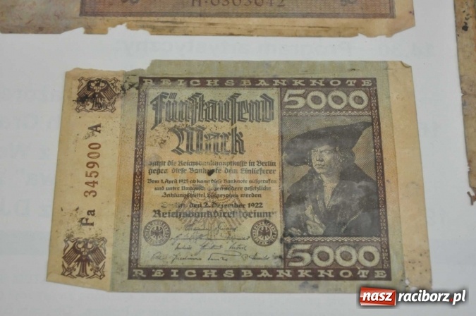 Zdjęcie w galerii na portalu naszraciborz.pl: W Krzanowicach robotnicy natrafili dziś na skarb. Zobacz, co znaleziono! wiadomości z regionu