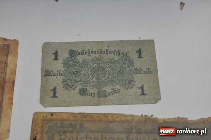 Zdjęcie w galerii na portalu naszraciborz.pl: W Krzanowicach robotnicy natrafili dziś na skarb. Zobacz, co znaleziono! wiadomości z regionu