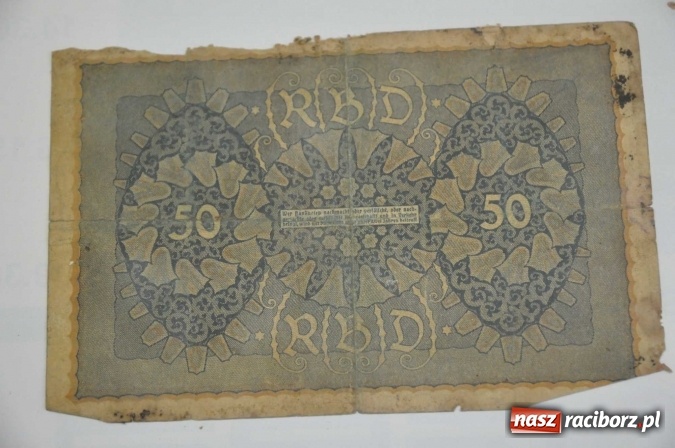 Zdjęcie w galerii na portalu naszraciborz.pl: W Krzanowicach robotnicy natrafili dziś na skarb. Zobacz, co znaleziono! wiadomości z regionu