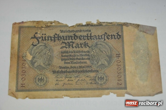 Zdjęcie w galerii na portalu naszraciborz.pl: W Krzanowicach robotnicy natrafili dziś na skarb. Zobacz, co znaleziono! wiadomości z regionu