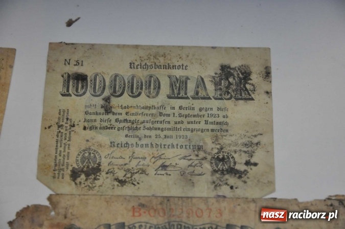 Zdjęcie w galerii na portalu naszraciborz.pl: W Krzanowicach robotnicy natrafili dziś na skarb. Zobacz, co znaleziono! wiadomości z regionu