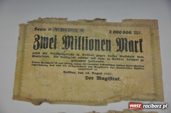 Zdjęcie w galerii na portalu naszraciborz.pl: W Krzanowicach robotnicy natrafili dziś na skarb. Zobacz, co znaleziono! wiadomości z regionu