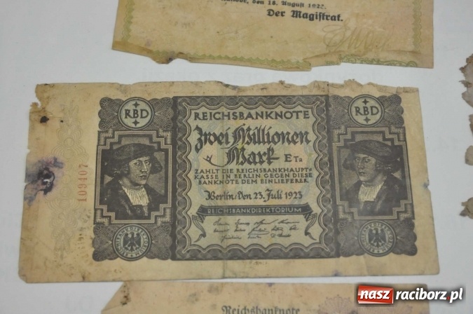 Zdjęcie w galerii na portalu naszraciborz.pl: W Krzanowicach robotnicy natrafili dziś na skarb. Zobacz, co znaleziono! wiadomości z regionu