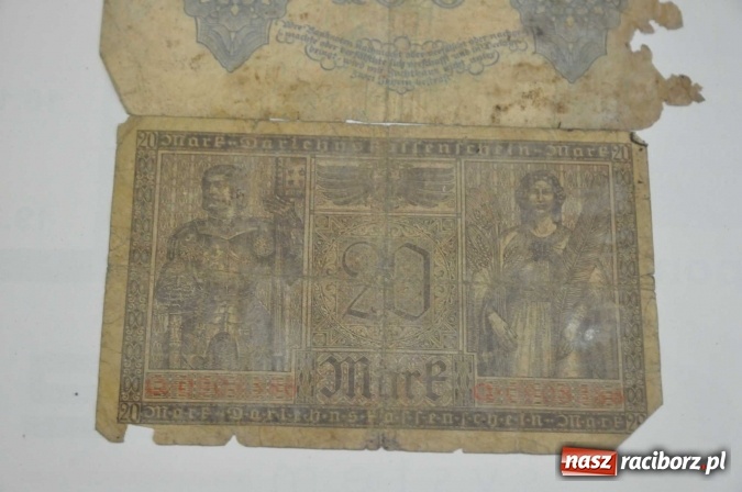 Zdjęcie w galerii na portalu naszraciborz.pl: W Krzanowicach robotnicy natrafili dziś na skarb. Zobacz, co znaleziono! wiadomości z regionu