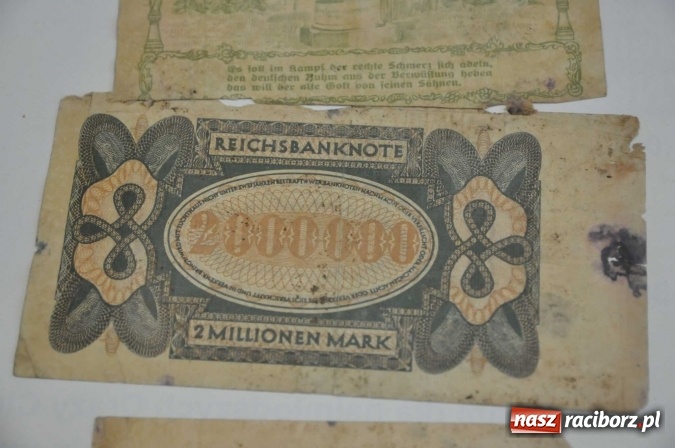 Zdjęcie w galerii na portalu naszraciborz.pl: W Krzanowicach robotnicy natrafili dziś na skarb. Zobacz, co znaleziono! wiadomości z regionu