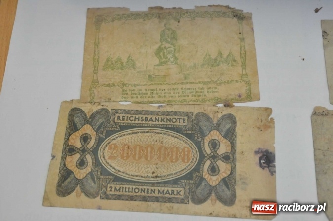 Zdjęcie w galerii na portalu naszraciborz.pl: W Krzanowicach robotnicy natrafili dziś na skarb. Zobacz, co znaleziono! wiadomości z regionu