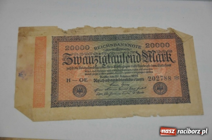 Zdjęcie w galerii na portalu naszraciborz.pl: W Krzanowicach robotnicy natrafili dziś na skarb. Zobacz, co znaleziono! wiadomości z regionu