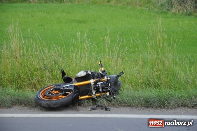 Zdjęcie w galerii na portalu naszraciborz.pl: Śmiertelny wypadek na trasie Racibórz-Lubomia. Na Brzeskiej motocyklista zderzył się z samochodem rover wiadomości z regionu