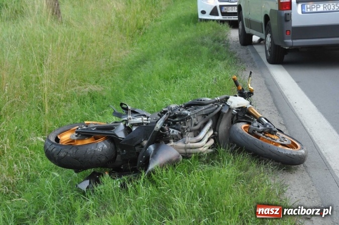 Zdjęcie w galerii na portalu naszraciborz.pl: Śmiertelny wypadek na trasie Racibórz-Lubomia. Na Brzeskiej motocyklista zderzył się z samochodem rover wiadomości z regionu