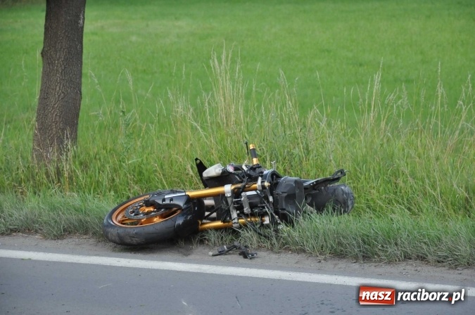 Zdjęcie w galerii na portalu naszraciborz.pl: Śmiertelny wypadek na trasie Racibórz-Lubomia. Na Brzeskiej motocyklista zderzył się z samochodem rover wiadomości z regionu