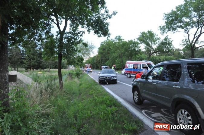 Zdjęcie w galerii na portalu naszraciborz.pl: Śmiertelny wypadek na trasie Racibórz-Lubomia. Na Brzeskiej motocyklista zderzył się z samochodem rover wiadomości z regionu