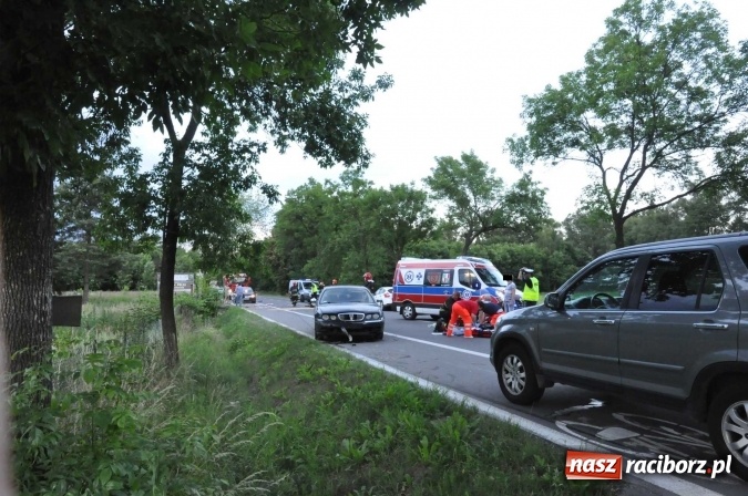 Zdjęcie w galerii na portalu naszraciborz.pl: Śmiertelny wypadek na trasie Racibórz-Lubomia. Na Brzeskiej motocyklista zderzył się z samochodem rover wiadomości z regionu