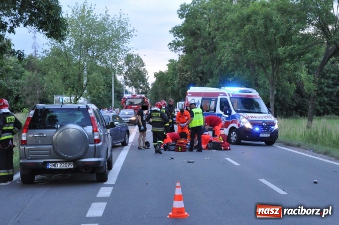 Zdjęcie w galerii na portalu naszraciborz.pl: Śmiertelny wypadek na trasie Racibórz-Lubomia. Na Brzeskiej motocyklista zderzył się z samochodem rover wiadomości z regionu