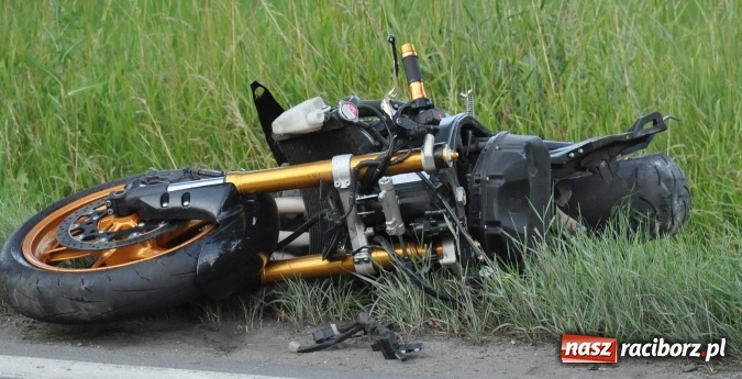 Zdjęcie w galerii na portalu naszraciborz.pl: Śmiertelny wypadek na trasie Racibórz-Lubomia. Na Brzeskiej motocyklista zderzył się z samochodem rover wiadomości z regionu