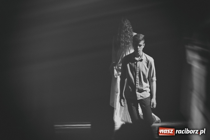 Zdjęcie w galerii na portalu naszraciborz.pl: Limbo na deskach Młodzieżowego Domu Kultury  wiadomości z regionu