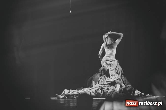 Zdjęcie w galerii na portalu naszraciborz.pl: Limbo na deskach Młodzieżowego Domu Kultury  wiadomości z regionu