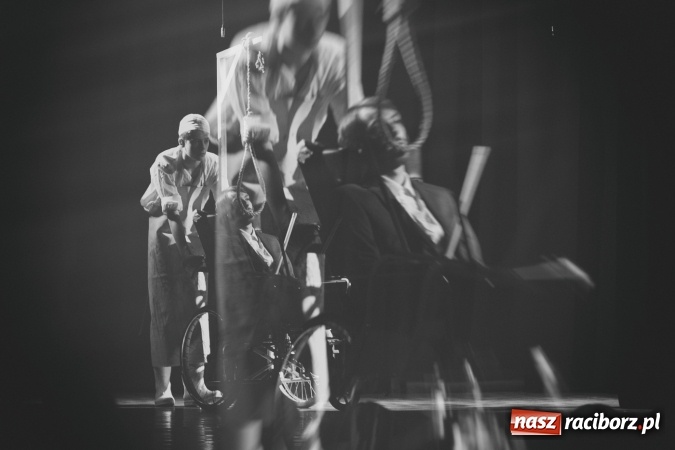 Zdjęcie w galerii na portalu naszraciborz.pl: Limbo na deskach Młodzieżowego Domu Kultury  wiadomości z regionu