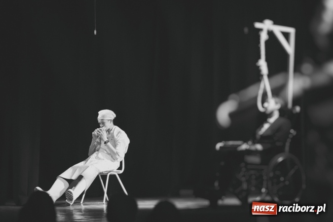 Zdjęcie w galerii na portalu naszraciborz.pl: Limbo na deskach Młodzieżowego Domu Kultury  wiadomości z regionu