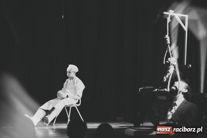 Zdjęcie w galerii na portalu naszraciborz.pl: Limbo na deskach Młodzieżowego Domu Kultury  wiadomości z regionu