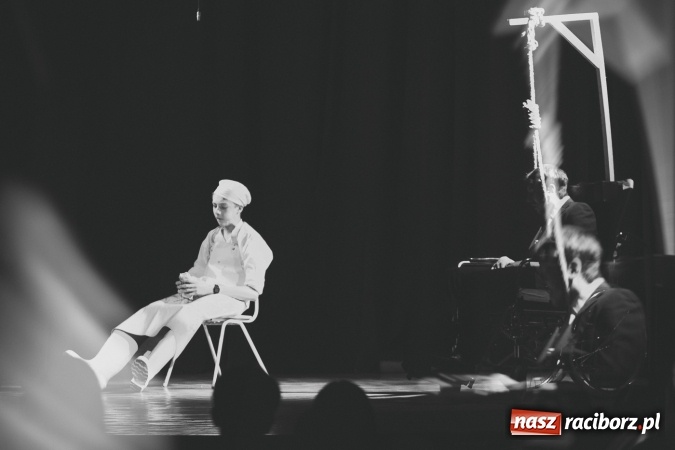 Zdjęcie w galerii na portalu naszraciborz.pl: Limbo na deskach Młodzieżowego Domu Kultury  wiadomości z regionu