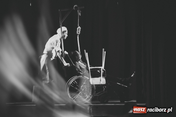 Zdjęcie w galerii na portalu naszraciborz.pl: Limbo na deskach Młodzieżowego Domu Kultury  wiadomości z regionu