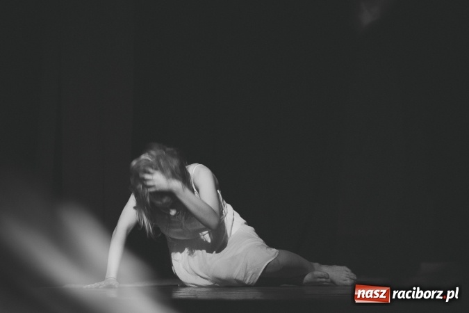 Zdjęcie w galerii na portalu naszraciborz.pl: Limbo na deskach Młodzieżowego Domu Kultury  wiadomości z regionu