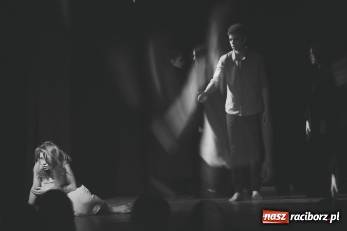 Zdjęcie w galerii na portalu naszraciborz.pl: Limbo na deskach Młodzieżowego Domu Kultury  wiadomości z regionu