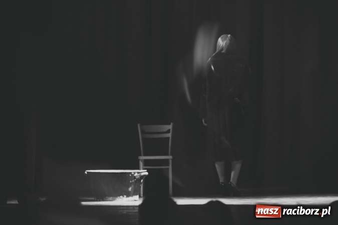 Zdjęcie w galerii na portalu naszraciborz.pl: Limbo na deskach Młodzieżowego Domu Kultury  wiadomości z regionu