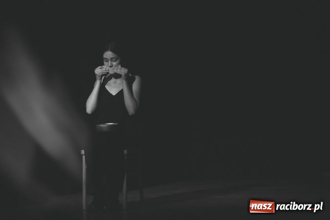 Zdjęcie w galerii na portalu naszraciborz.pl: Limbo na deskach Młodzieżowego Domu Kultury  wiadomości z regionu