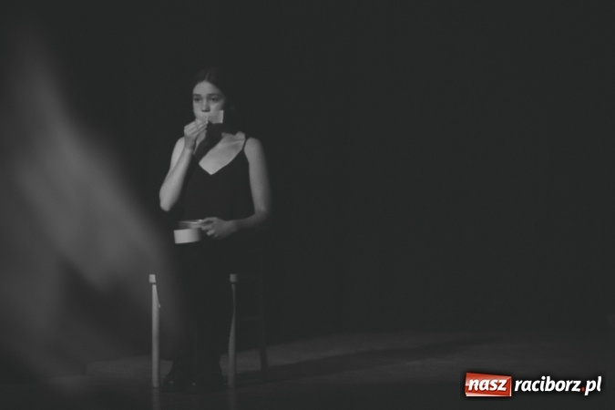 Zdjęcie w galerii na portalu naszraciborz.pl: Limbo na deskach Młodzieżowego Domu Kultury  wiadomości z regionu