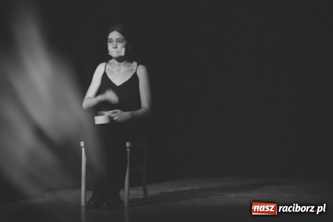 Zdjęcie w galerii na portalu naszraciborz.pl: Limbo na deskach Młodzieżowego Domu Kultury  wiadomości z regionu