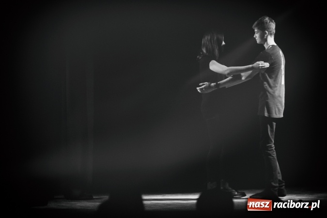 Zdjęcie w galerii na portalu naszraciborz.pl: Limbo na deskach Młodzieżowego Domu Kultury  wiadomości z regionu