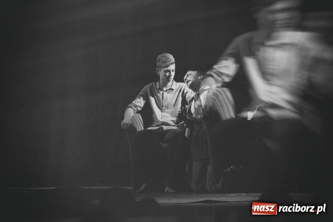 Zdjęcie w galerii na portalu naszraciborz.pl: Limbo na deskach Młodzieżowego Domu Kultury  wiadomości z regionu