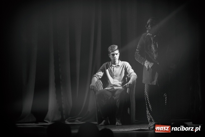 Zdjęcie w galerii na portalu naszraciborz.pl: Limbo na deskach Młodzieżowego Domu Kultury  wiadomości z regionu