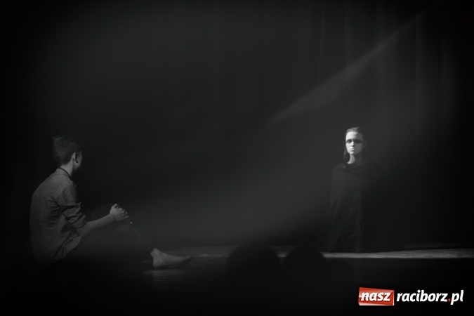 Zdjęcie w galerii na portalu naszraciborz.pl: Limbo na deskach Młodzieżowego Domu Kultury  wiadomości z regionu