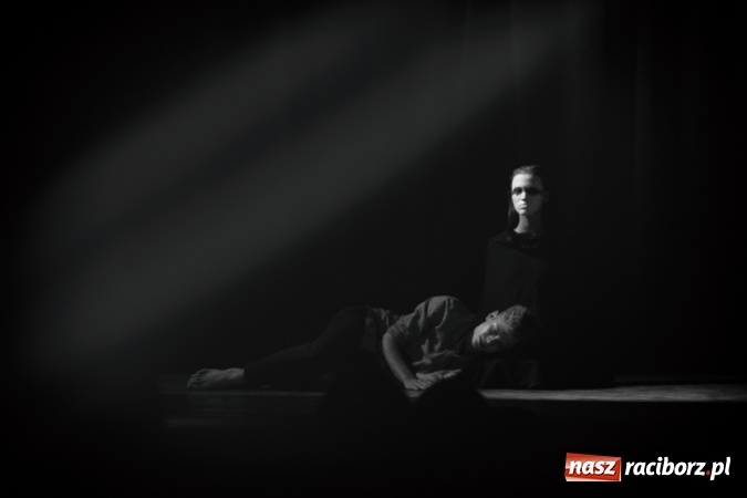 Zdjęcie w galerii na portalu naszraciborz.pl: Limbo na deskach Młodzieżowego Domu Kultury  wiadomości z regionu