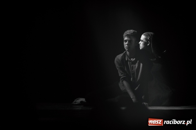 Zdjęcie w galerii na portalu naszraciborz.pl: Limbo na deskach Młodzieżowego Domu Kultury  wiadomości z regionu