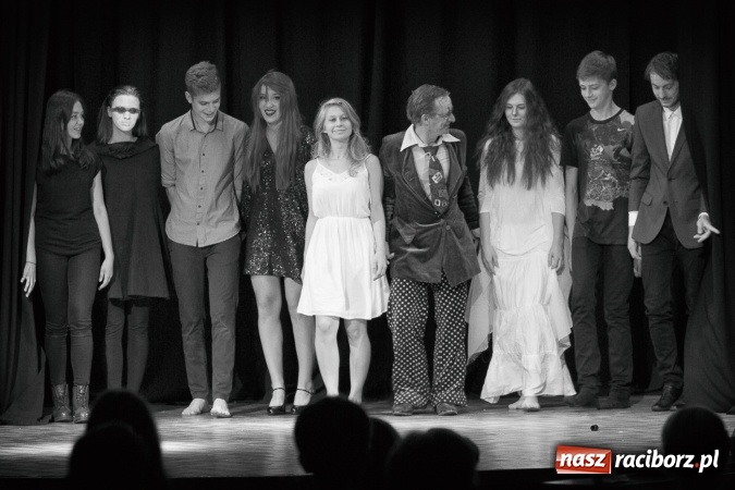 Zdjęcie w galerii na portalu naszraciborz.pl: Limbo na deskach Młodzieżowego Domu Kultury  wiadomości z regionu