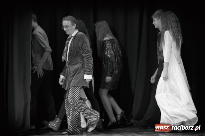 Zdjęcie w galerii na portalu naszraciborz.pl: Limbo na deskach Młodzieżowego Domu Kultury  wiadomości z regionu